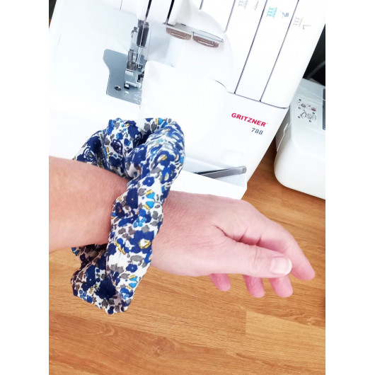 CHOUCHOU SCRUNCHIE FLEURS BLEUES